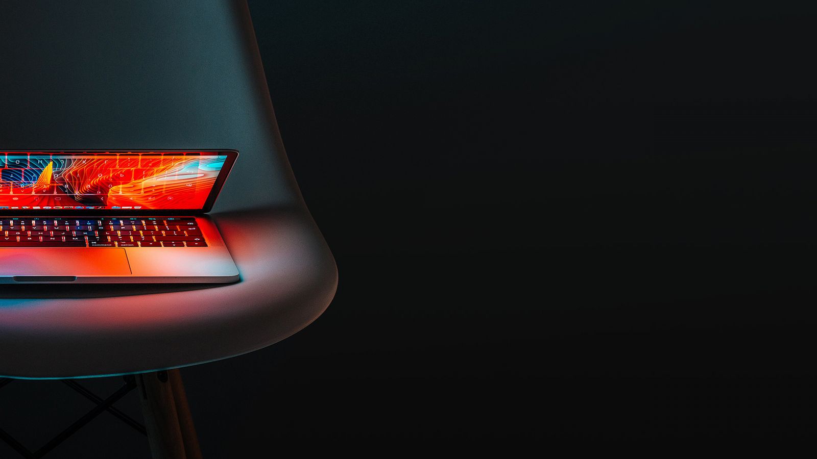 Webdesign Mannheim Laptop der halb zugeklappt ist